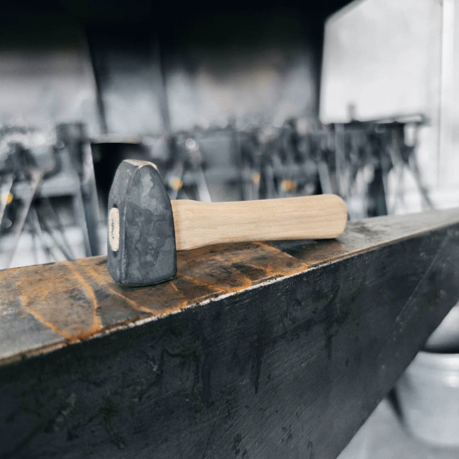 Deco miniatuur hamer met houten handvat in situatie / sfeerbeeld