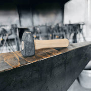Deco miniatuur hamer met houten handvat in situatie / sfeerbeeld
