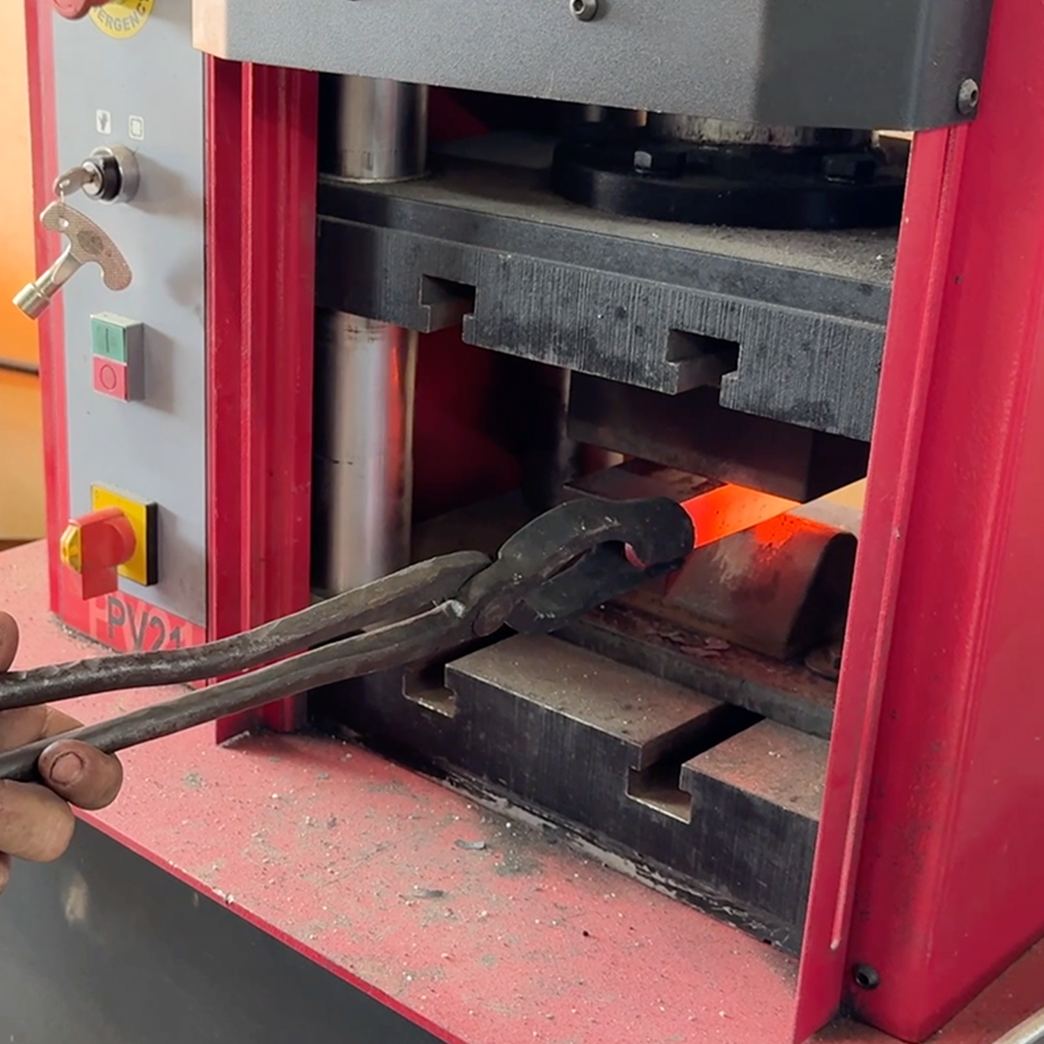 Nargesa PV21 hydraulische smeedpers 21 ton Detail